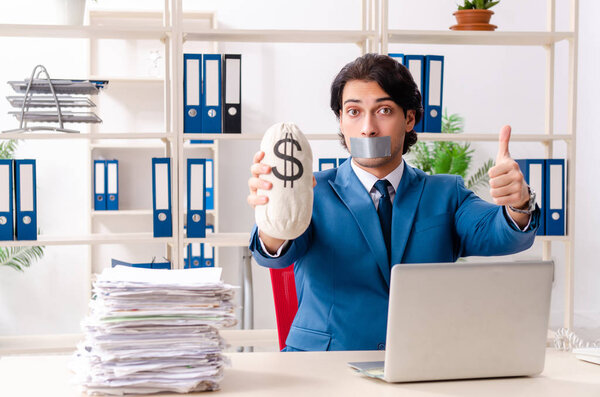 Молодой работник с лентой на губах 