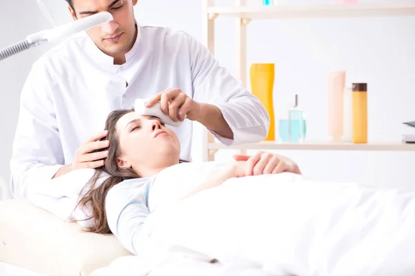 Ung kvinna besöker manlig läkare kosmetolog — Stockfoto