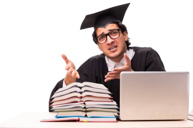 Beyaz tenli yakışıklı bir öğrenci. 