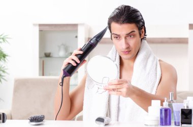 Genç yakışıklı adam banyoda. 