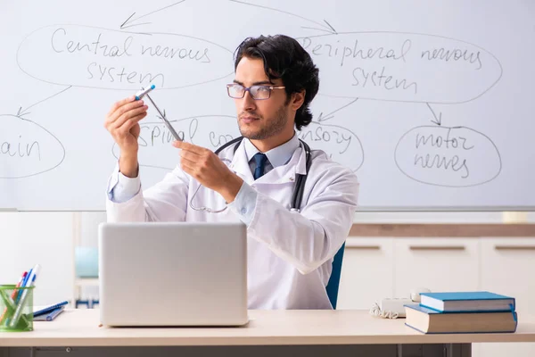 Jonge mannelijke arts neuroloog voor het whiteboard — Stockfoto