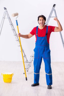 İçeride çalışan yakışıklı bir müteahhit. 