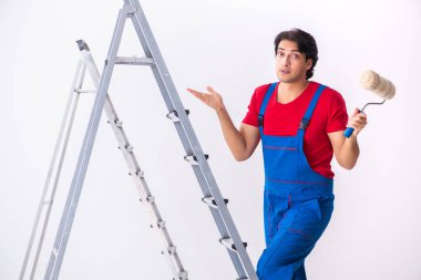 İçeride çalışan yakışıklı bir müteahhit. 