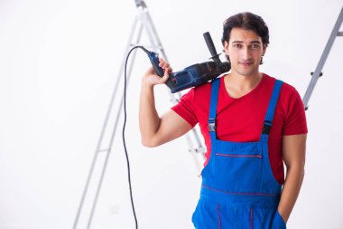 İçeride çalışan yakışıklı bir müteahhit. 