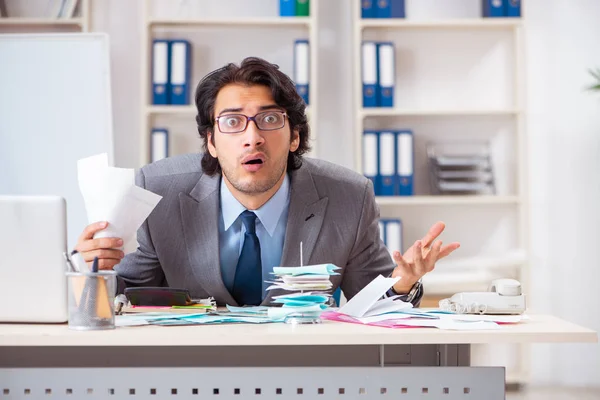 Joven hombre de negocios guapo en concepto de planificación presupuestaria — Foto de Stock