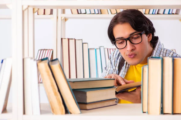 Männlicher Student bereitet sich in Bibliothek auf Prüfungen vor — Stockfoto