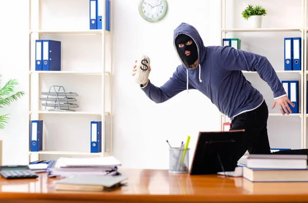 Hombre ladrón en pasamontañas en la oficina —  Fotos de Stock