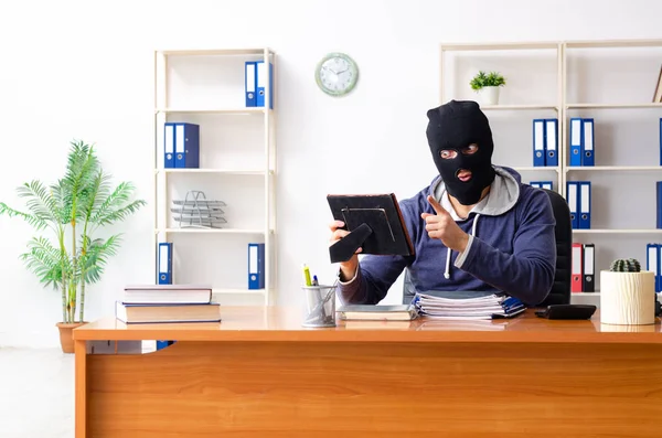 Männlicher Dieb mit Sturmhaube im Büro — Stockfoto