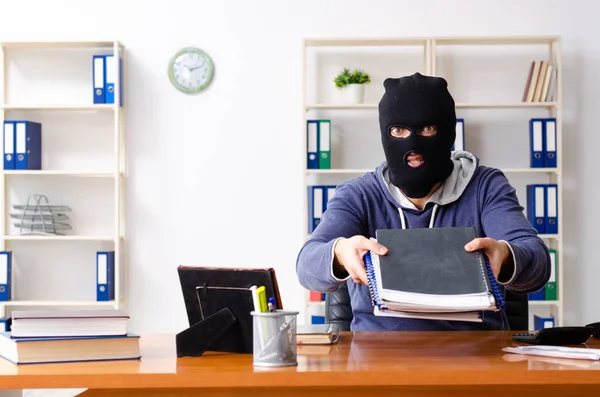Férfi tolvaj maszkban az irodában. — Stock Fotó