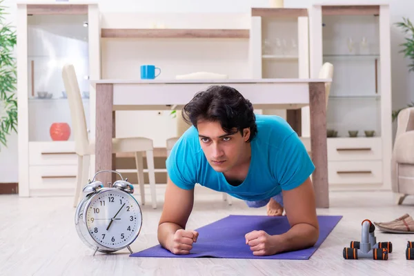 Jovem homem bonito fazendo exercícios matinais — Fotografia de Stock