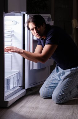 Adam geceleri buzdolabının yanında diyet yapıyor.