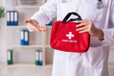 İlk yardım çantası ile erkek doktor 