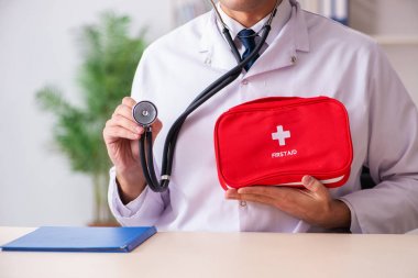 İlk yardım çantası ile erkek doktor 