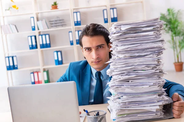 Ung stilig affärsman missnöjd med överdrivet arbete — Stockfoto