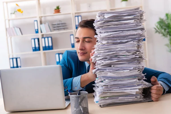 Ung stilig affärsman missnöjd med överdrivet arbete — Stockfoto