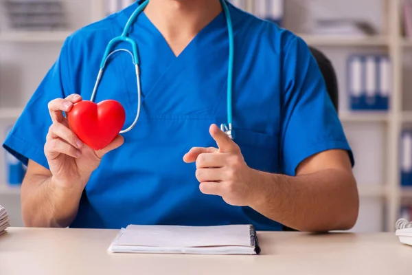 Medico cardiologo maschio con modello cardiaco in mano — Foto Stock