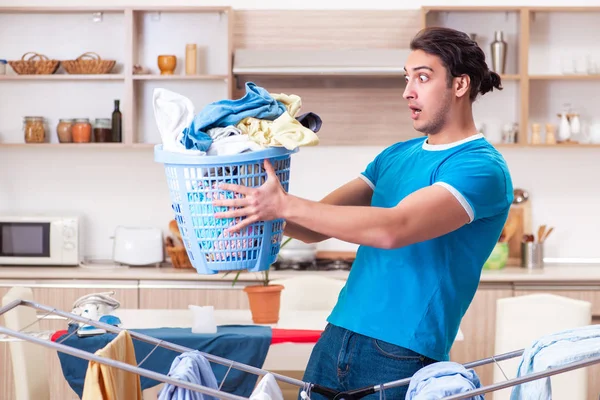 Ung man make gör kläder strykning hemma — Stockfoto