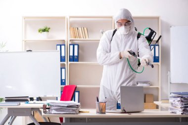 Profesyonel müteahhit ilaçlama ofisinde yapıyor 