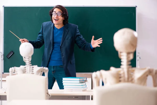 Mannelijke leraar en skelet student in de klas — Stockfoto