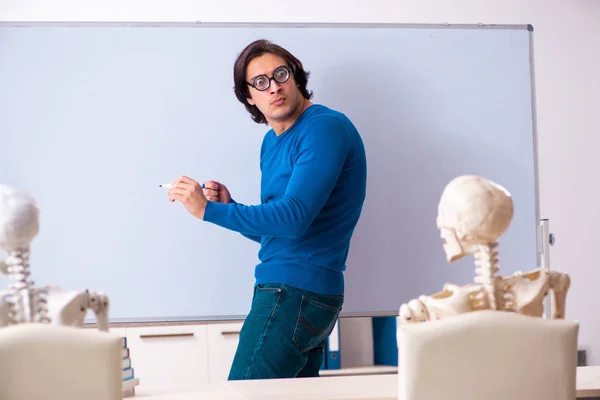 Άντρας δάσκαλος και μαθητής σκελετός στην τάξη — Φωτογραφία Αρχείου