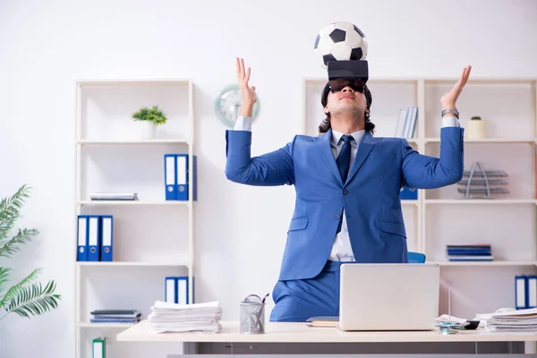 年轻英俊的商人玩足球用虚拟眼镜 — 图库照片