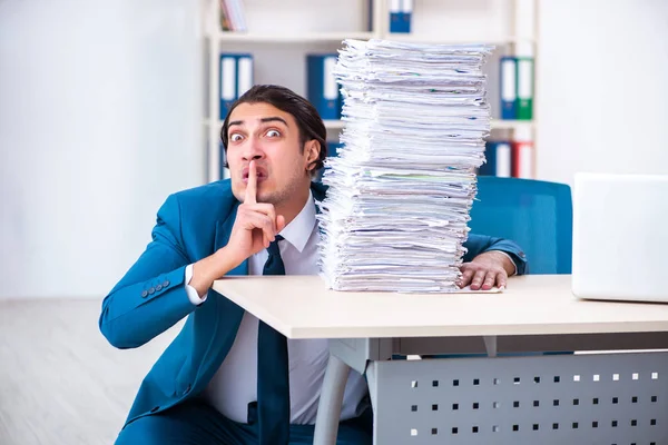 Junge männliche Mitarbeiter unzufrieden mit exzessiver Arbeit — Stockfoto