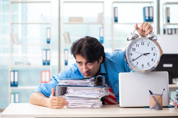 Bello uomo d'affari infelice con il lavoro eccessivo in ufficio — Foto Stock