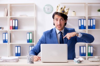 Ofiste çalışan genç bir iş adamı. 