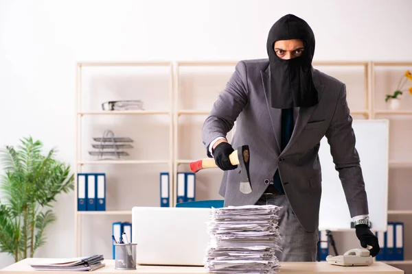 Male gangster stealing information from the office — Stock Photo, Image