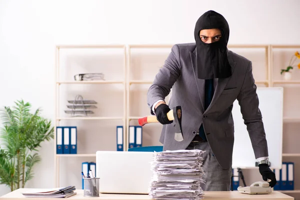 Gángster masculino robando información de la oficina —  Fotos de Stock