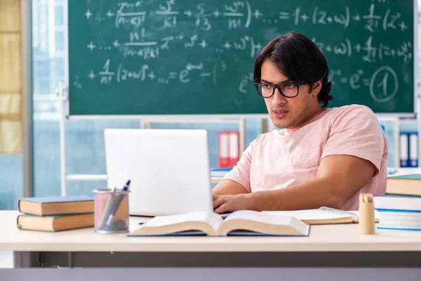 Jonge mannelijke student in de klas — Stockfoto