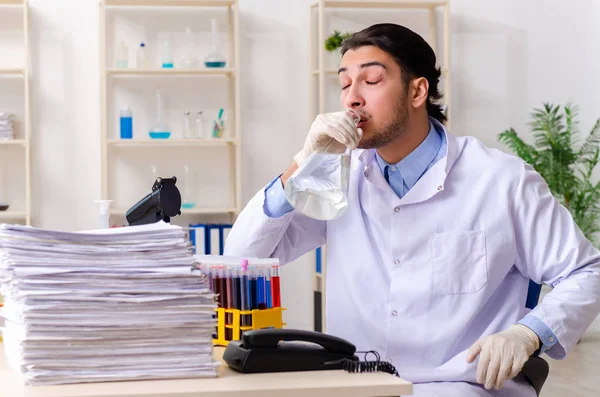 Giovane chimico di sesso maschile che lavora in laboratorio — Foto Stock