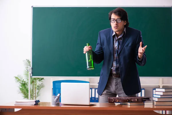 Erkek öğretmen sınıfta içiyor. — Stok fotoğraf