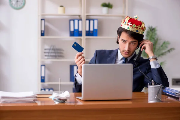 Jeune homme d'affaires roi travaillant dans le bureau — Photo