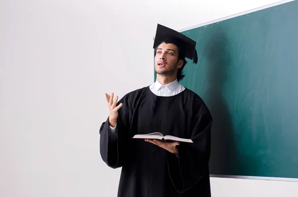 Estudiante de posgrado frente al tablero verde —  Fotos de Stock