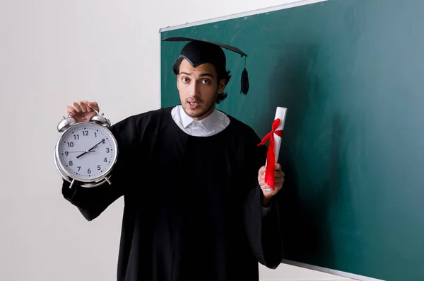 Yüksek lisans öğrencisi yeşil panonun önünde. — Stok fotoğraf