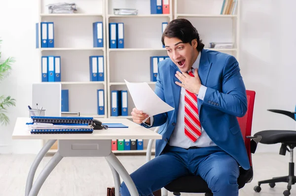 Joven feliz empleado masculino en la oficina —  Fotos de Stock