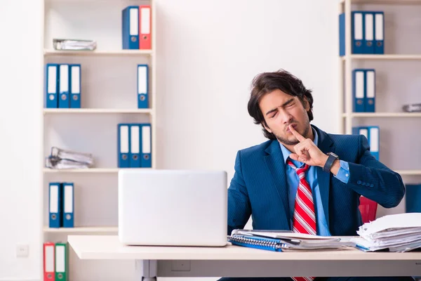 Joven hombre de negocios guapo sentado en la oficina —  Fotos de Stock