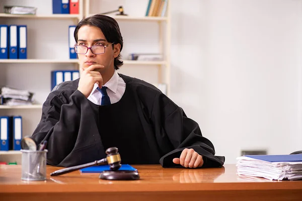 Juiz bonito jovem que trabalha no tribunal — Fotografia de Stock