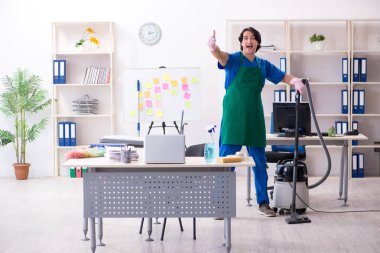 Ofiste çalışan yakışıklı, profesyonel temizlikçi. 