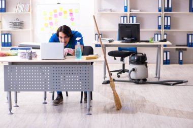 Ofiste çalışan yakışıklı, profesyonel temizlikçi. 