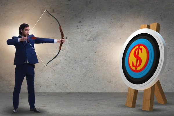 Hombre de negocios apuntando flecha con arco — Foto de Stock