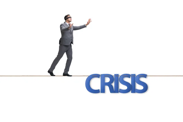 Conceito de crise com empresário andando sobre corda apertada — Fotografia de Stock