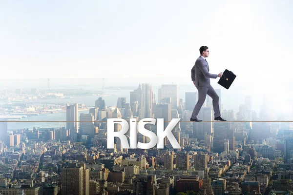 タイトロープの上を歩くリスクコンセプトのビジネスマン — ストック写真