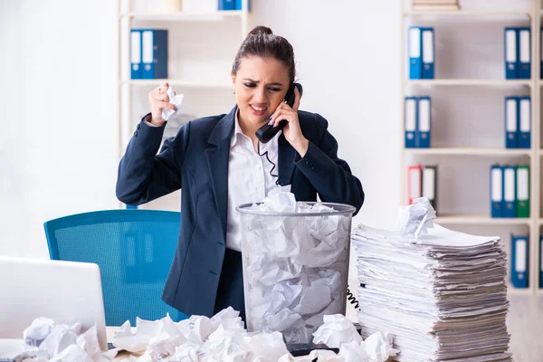 Empresaria rechazando nuevas ideas con muchos papeles —  Fotos de Stock