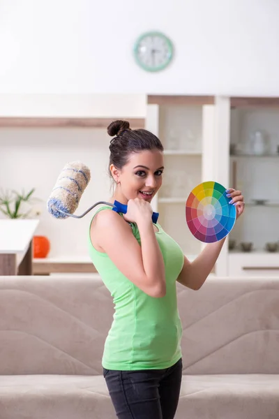 Junge schöne Frau bei Renovierungsarbeiten zu Hause — Stockfoto