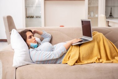 Hasta hamile kadın evde acı çekiyor. 