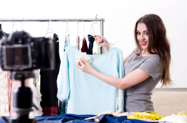 Genç, güzel bayan terzi blogu için video kaydediyor.