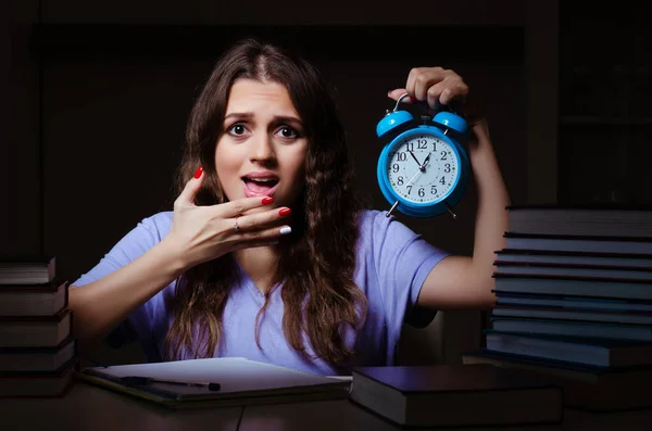 Mladá studentka se připravuje na zkoušky doma pozdě — Stock fotografie