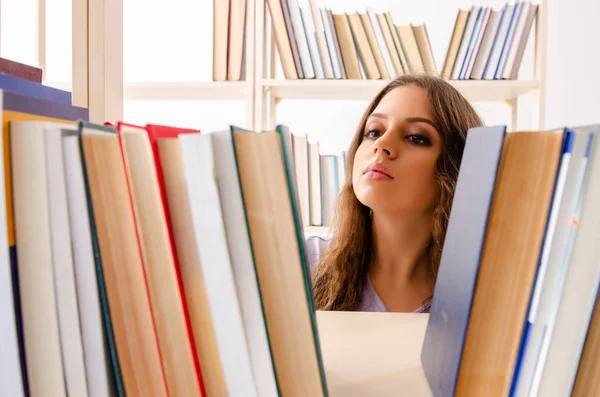 Mladá studentka se připravuje na zkoušky v knihovně — Stock fotografie